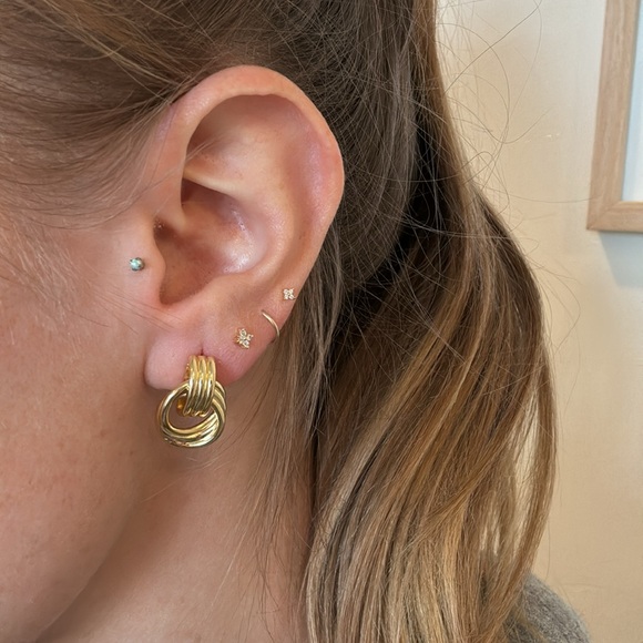 Chunky bold knot stud earrings gold - Picture 7 of 10